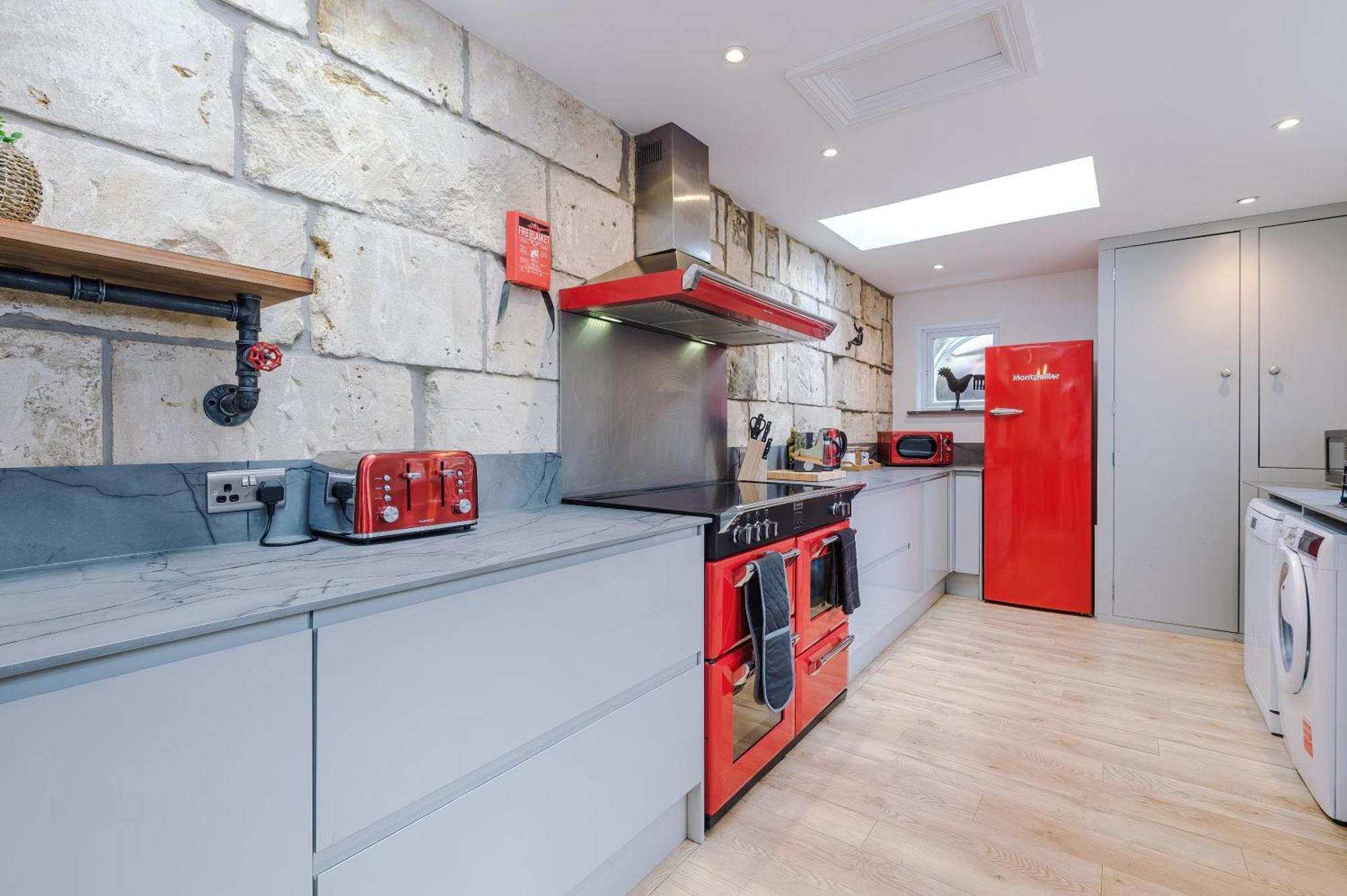 Incredible - Five Bedroom - 7 Actual Beds - 6 Bathroom House By Purestay - Central Bath With Parking Extérieur photo