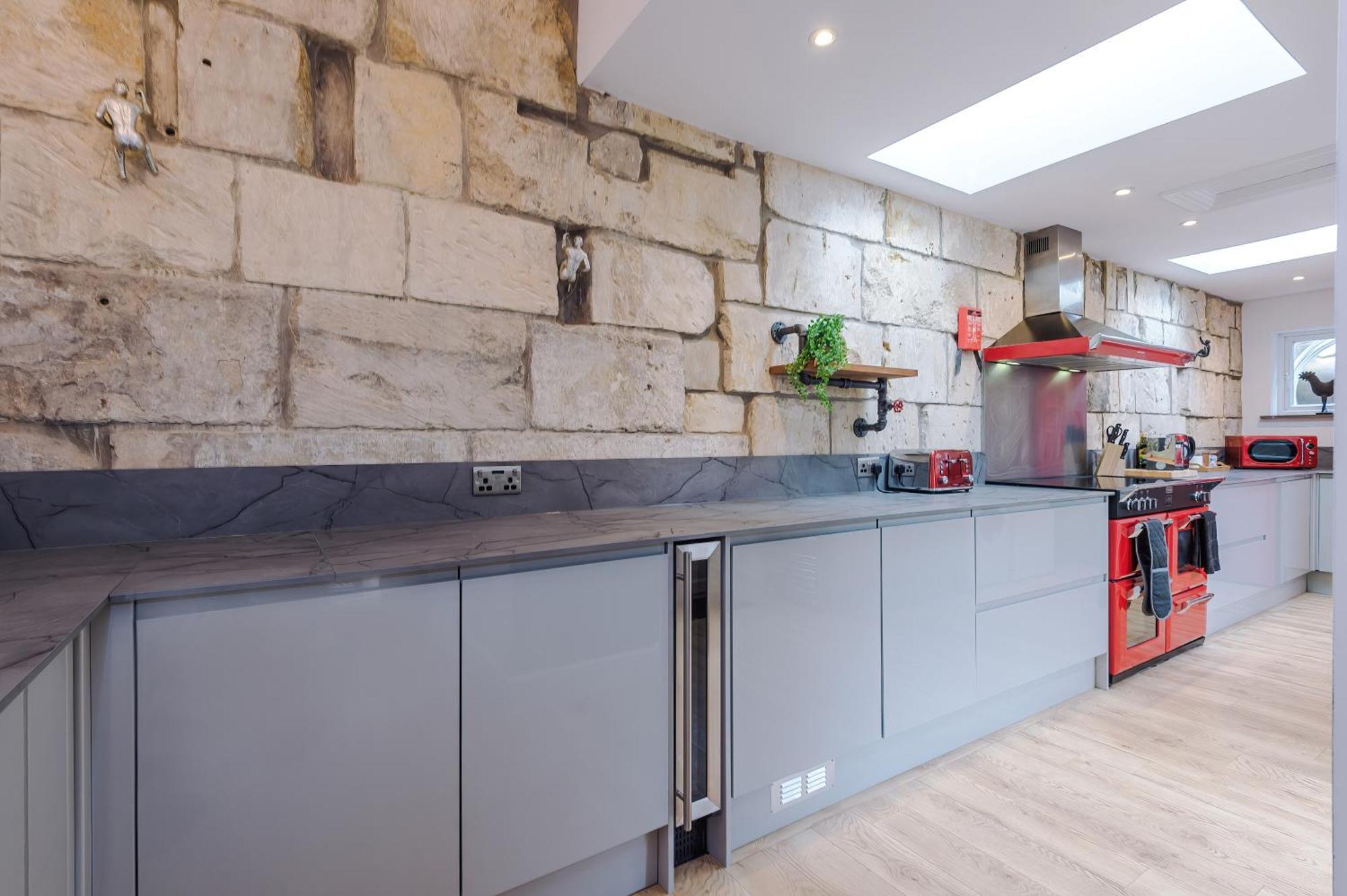 Incredible - Five Bedroom - 7 Actual Beds - 6 Bathroom House By Purestay - Central Bath With Parking Extérieur photo
