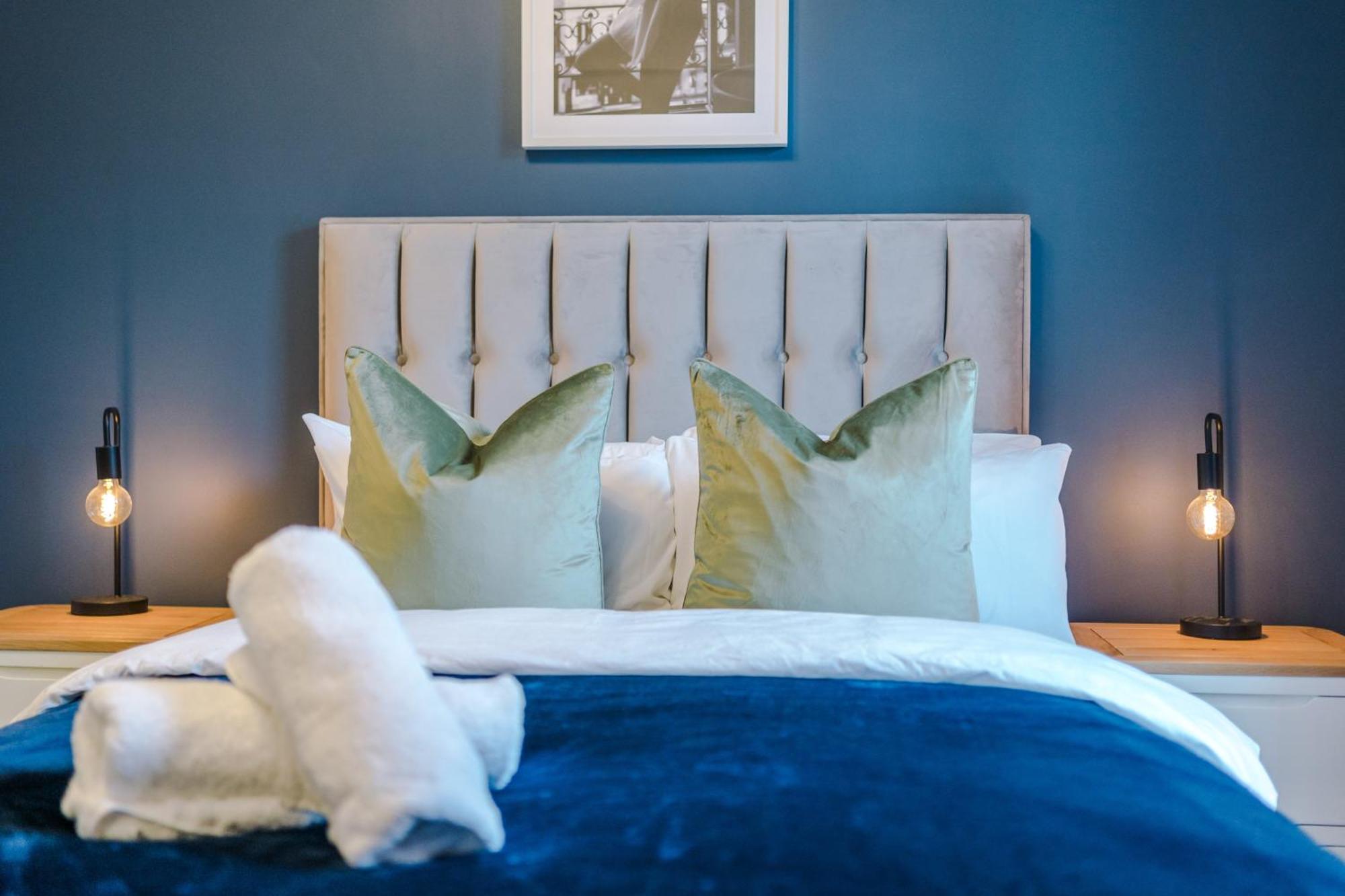 Incredible - Five Bedroom - 7 Actual Beds - 6 Bathroom House By Purestay - Central Bath With Parking Extérieur photo