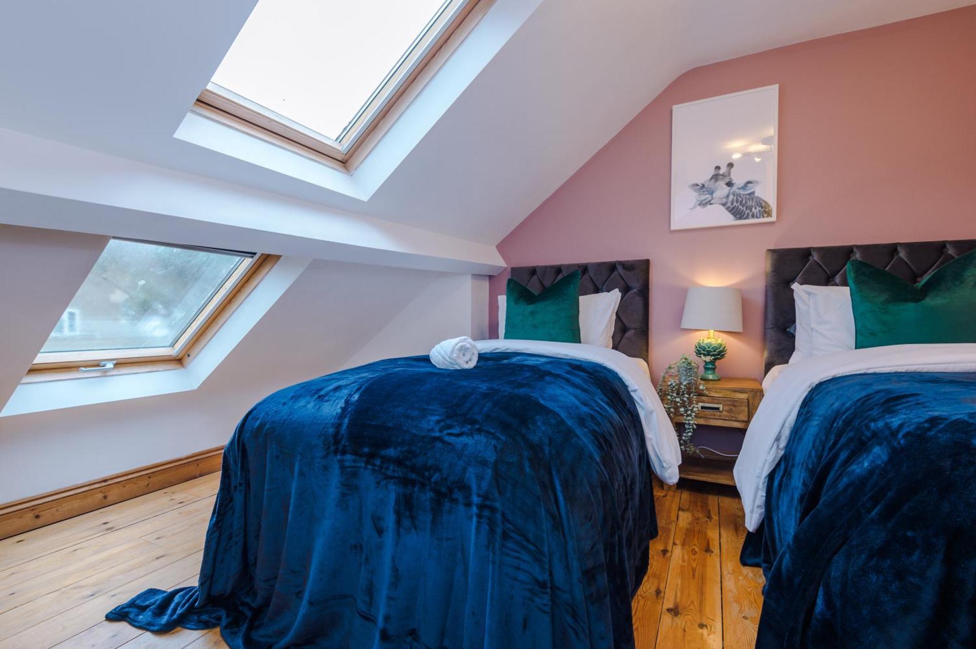 Incredible - Five Bedroom - 7 Actual Beds - 6 Bathroom House By Purestay - Central Bath With Parking Extérieur photo