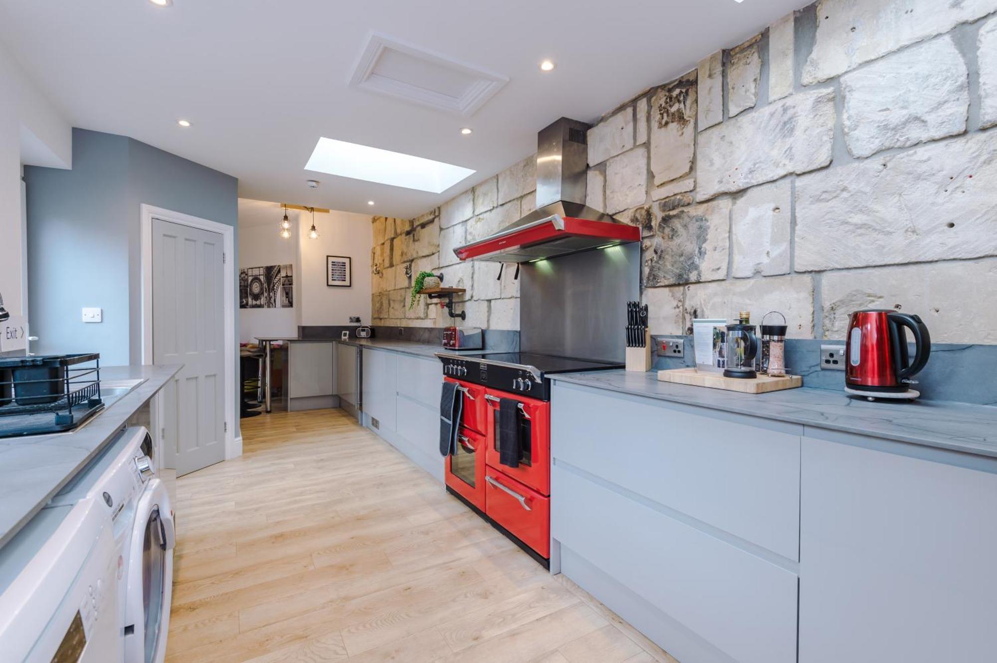 Incredible - Five Bedroom - 7 Actual Beds - 6 Bathroom House By Purestay - Central Bath With Parking Extérieur photo