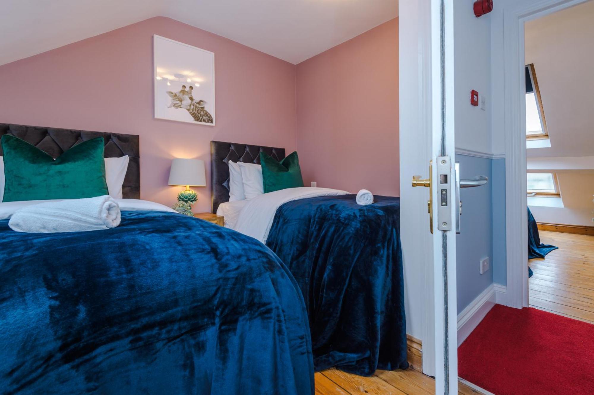 Incredible - Five Bedroom - 7 Actual Beds - 6 Bathroom House By Purestay - Central Bath With Parking Extérieur photo