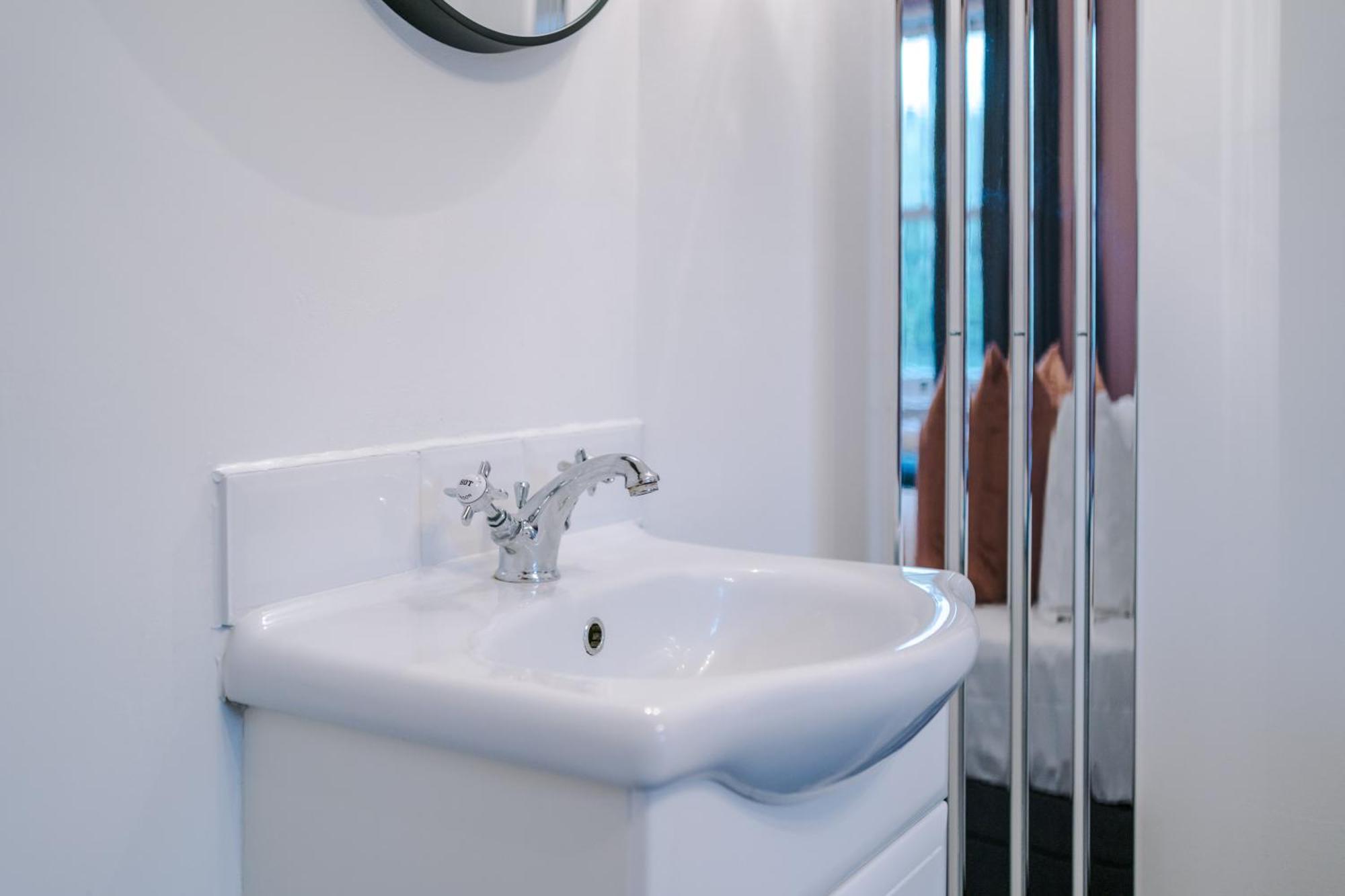 Incredible - Five Bedroom - 7 Actual Beds - 6 Bathroom House By Purestay - Central Bath With Parking Extérieur photo