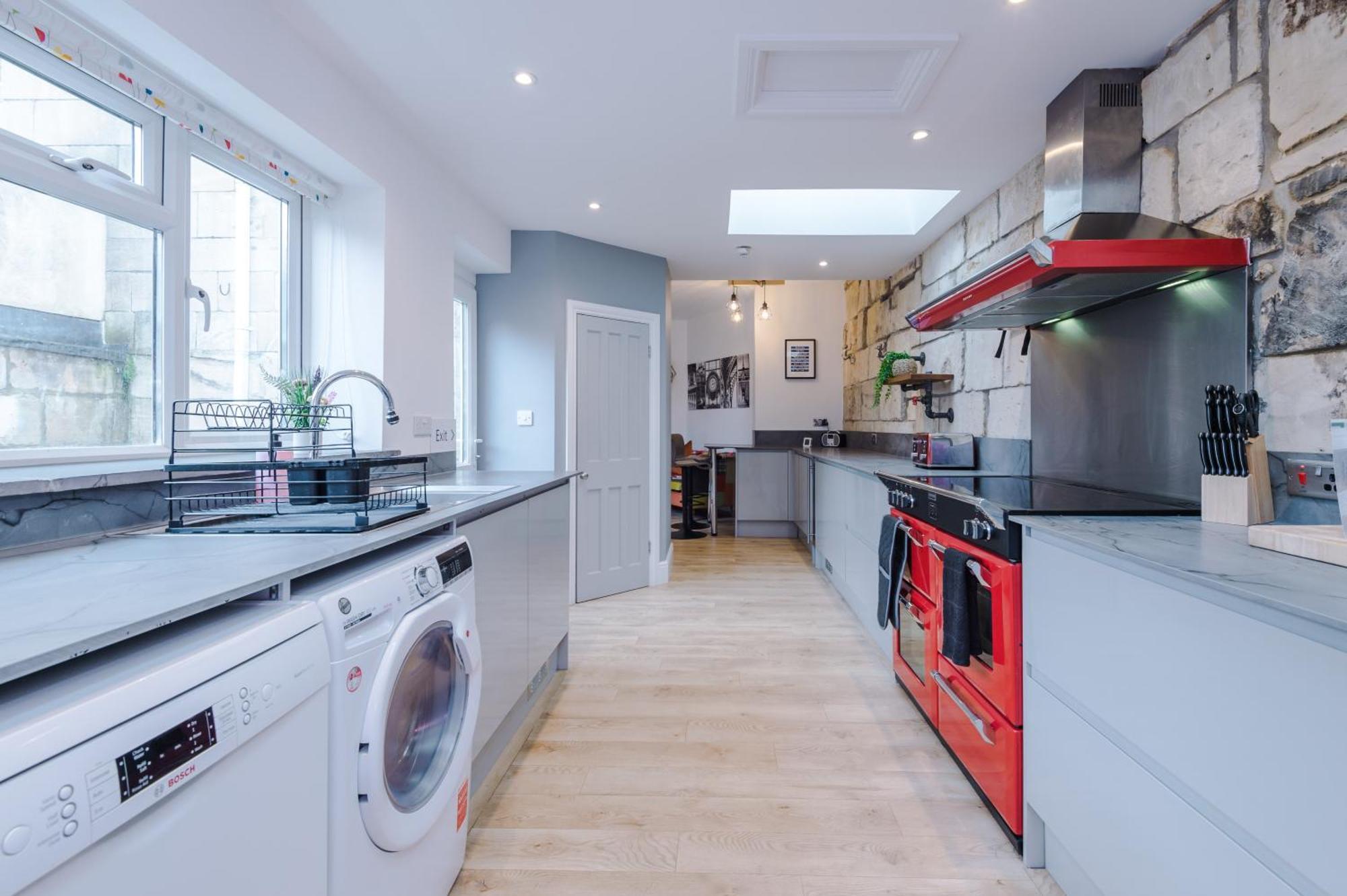 Incredible - Five Bedroom - 7 Actual Beds - 6 Bathroom House By Purestay - Central Bath With Parking Extérieur photo
