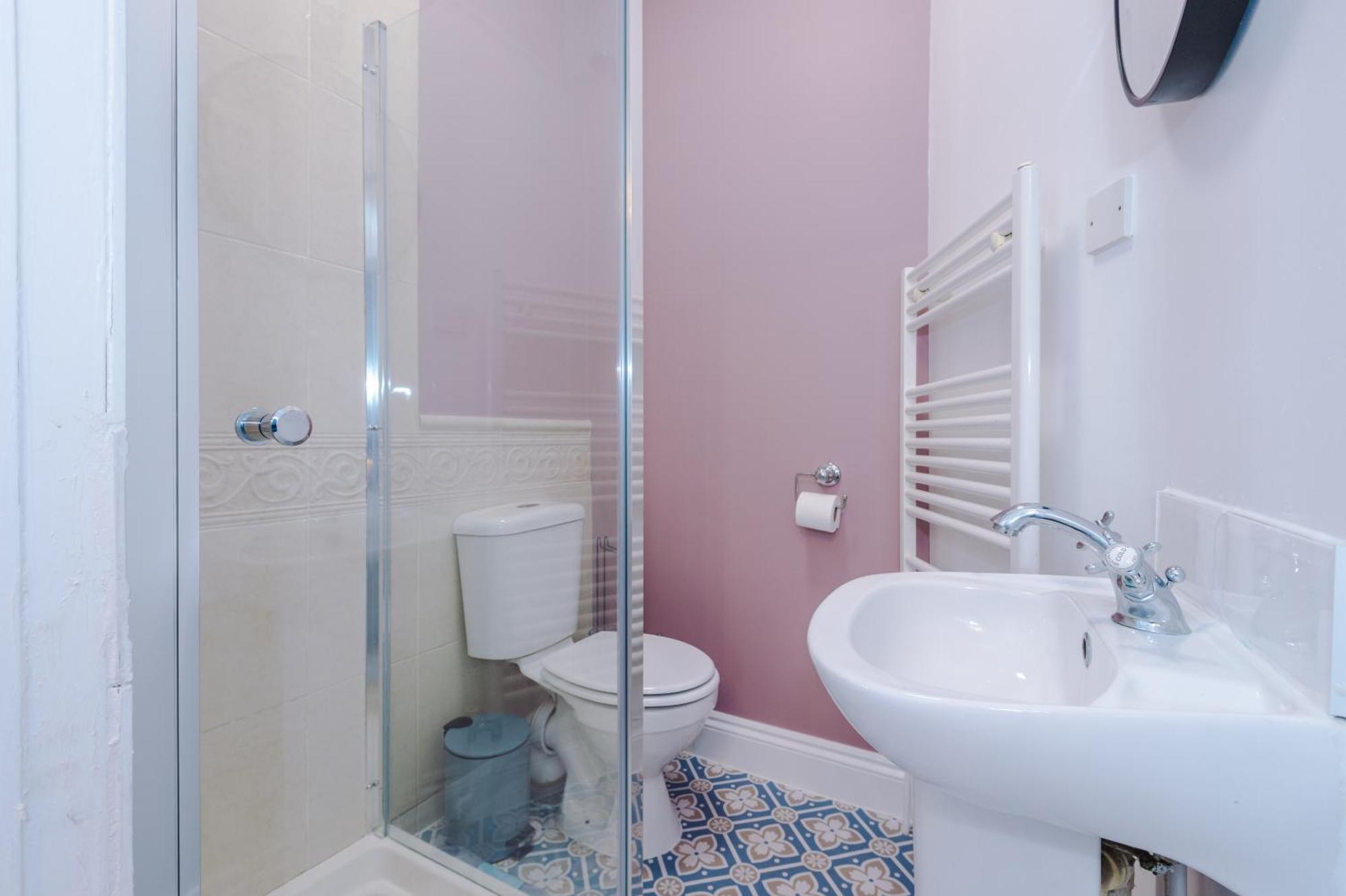 Incredible - Five Bedroom - 7 Actual Beds - 6 Bathroom House By Purestay - Central Bath With Parking Extérieur photo